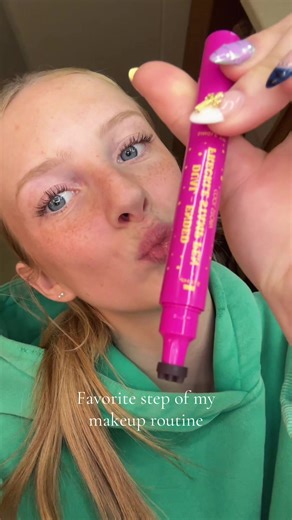 The best freckle pen!! I use it daily! #fyp #makeup #girls #fakefreckles #frecklepen