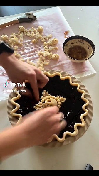Intense Gothic Pie Art Experiment! Discover a Unique Pastry Design