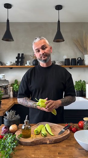 Pesto Limone Ich hole mir mein Italien nach Hause und habe heute ein leckeres Pesto Limone zubereitet. Alles was du brauchst: 1/2 Bio Zitrone 60 g Parmesan 30 g Pinienkerne 1 Handvoll Basilikumblätter 40 ml Olivenöl 1/4 TL Salz Nudeln deiner Wahl Nudeln nach Packungsanweisung kochen. Währenddessen die Schale und Saft der halben Zitrone, Badilikumblätter, Pinienkerne, Parmesan, Olivenöl und Salz in den Mixer geben. Kurz mixen und mit den Nudeln vermengen. Du kannst dir das Pesto auch in ein Glas 