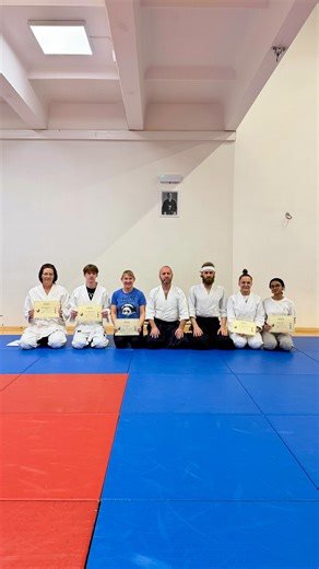 🥋 7 uut aikidokat! 🥋 Meie algajate grupp läbis edukalt eksamid ning igaüks sai kätte oma tunnistuse. See on suur samm aikido teekonnal – Palju Õnne kõigile! Kõigile algkursuse läbinutele soovime jõudu ja inspiratsiooni, et püsida kindlalt oma aikido teel. 🤍 👉🏼 Tule ja alusta ka Sina oma teekonda – esimene proovitreening on alati tasuta! 📍 Kristiine Spordimaja Täiskasvanud: E & K 19:00–21:00 | N 18:30–20:30 Lapsed: K 19:00–20:00 | N 18:30–19:30 | Aikidoklubi AGATSU