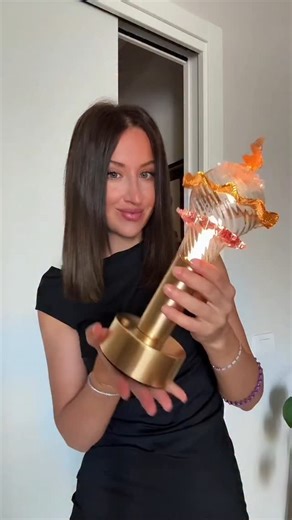 Ogni Murano Bulb, di @multiformelighting, nasce dal fuoco che con un gesto antico trasforma il vetro in design contemporaneo. Un sapere artigianale che diventa atmosfera e stile tutto racchiuso in una lampada che racconta una storia fatta di calore, bellezza. Dal cuore della fornace, fino a casa. *AD #light #lightdesign #home | Camilla Bellini