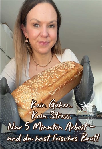 Schnelles Dinkelbrot aus dem Thermomix® mit frischer Hefe - ohne Gehzeit, kernig & perfekt für die Brilliance Kastenform. Zutaten * 500 g Dinkelmehl Type 630 * 75 g Sesam * 75 g Sonnenblumenkerne * 1 EL Salz * 20 g frische Hefe * 450 ml lauwarmes Wasser * 2 EL Apfelessig Zubereitung im Thermomix® Wasser und frische Hefe in den Mixtopf geben → 2 Min. |37 °C| Stufe 2 auflösen. Dinkelmehl, Sesam, Sonnenblumenkerne, Salz und Apfelessig zugeben → 1 Min. | Teigstufe kneten, bis ein homogener, klebrige