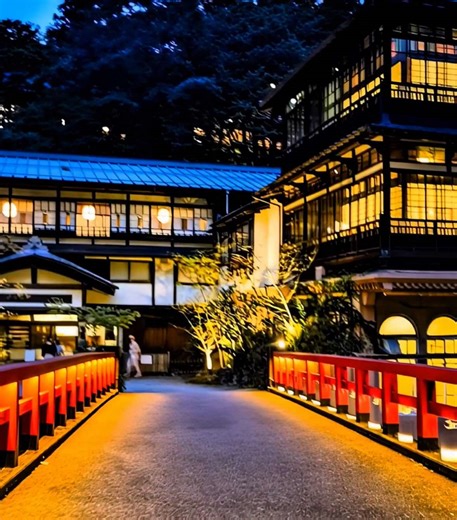 📍群馬『千と千尋』の世界で癒される温泉宿♨️ 『四万温泉 積善館』 〒377-0601 群馬県吾妻郡中之条町四万温泉 ４２３６ 300年以上の歴史と名湯が織りなす、日本温泉文化の原点に立ち返ることができる特別な宿🌷 💴金額 ¥54,000〜/2名 ＊一休参照 📸魅力 📌 日本最古級の湯宿が紡ぐ、歴史と物語の世界 元禄7年創業、300年以上の歴史を誇る四万温泉の象徴的存在🍀 赤い橋と本館の佇まいは、まるで時代を超えた物語の中に迷い込んだかのような非日常を演出してくれる💫 📌 『千と千尋の神隠し』の世界観を感じる、物語のような老舗宿 群馬・四万温泉に佇む積善館（せきぜんかん）は、300年以上の歴史を誇る日本最古級の木造湯宿💐 赤い橋、本館の佇まい、幻想的な夜の雰囲気は、『千と千尋の神隠し』のモデルの一つとされる宿としても知られ、訪れるだけで映画の世界に迷い込んだかのような感覚を味わえる🪷 📌 四万の名湯を味わい尽くす、多彩な温泉 館内には趣の異なる複数の湯処を完備していて、特に有名な「元禄の湯」は、レトロなタイルとアーチ天井が印象的で、湯に浸かるだけで心がほどけていく