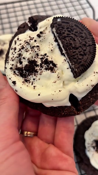 Soft, Gooey, Oreo Crumbl Perfection