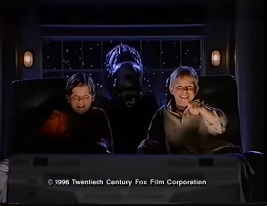 El genial anuncio de un juguete de ALIEN creado por Micromachines en los 90, en el que los niños podían jugar con el xenomorfo matando a la tripulación de la Nostromo y sacar el chestbuster del pecho de Kane. Otros tiempos.