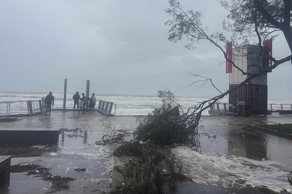 Tropical low tracks west across Australian east coast leaving 1 dead and several injured
