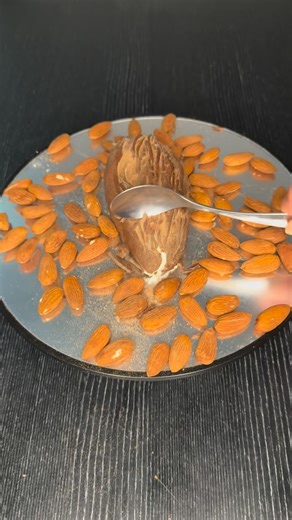 ‎Freyja ( فْرِييا )‎ on Instagram‎: "Trompe-l'œil Amande chez Freyja'z Coffee ❤️‍🔥 Sans moule 🔥 بدون قالب بعد أن تحداتني أحد المتابعات في الفايسبوك 🥰 نقولها شكرا كان تحدي السهل الممتنع لكن النتيجة مرضية أكيد نطلب منكم تتحدوني مرة أخرى أكتبولي فالتعليقات 👌🏽 Composition : - biscuit succès - génoise - crémeux Amandes - praliné Amandes - Mousse praliné amandes - pâte sucrée - coque en chocolat+beurre de cacao #trompeloeil #amande #amandino #almond #challenge Bienvenue chez Freyja ❤️👌🏽⁩⁩⁩⁩⁩⁩⁩⁩