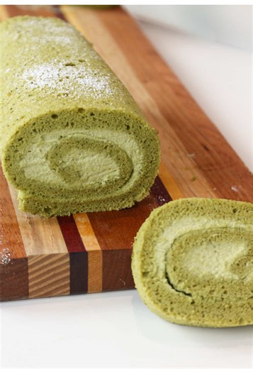 Matcha swiss roll cake recipe 🍥🍰🍵 Ingredients Matcha Swiss Roll Cake • 4 eggs • 2 tbsp granulated sugar (for egg yolks) • 3 tbsp milk • 3 tbsp avocado oil (or vegetable oil) • 2/3 cup cake flour • 1.5 tbsp matcha powder • 1/4 cup granulated sugar (for egg whites) Matcha Cream Filling • 1 cup heavy whipping cream • 3 tbsp powdered sugar • 1 tsp vanilla extract • 1 tsp matcha powder Instructions 1. Place a large parchment paper on the baking tray and preheat the oven to 350º. 2. Separate the eg