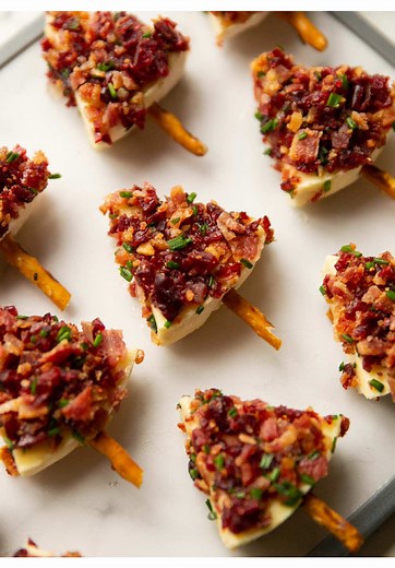 Probably the easiest appetiser you can make this month - and they’re so delicious too! Let me know if you give them a go 😄 Chris x CRANBERRY, BACON & BRIE CHRISTMAS TREES | Makes 12 INGREDIENTS 160g / 6oz Streaky Bacon (raw weight) 50g / 1.8oz Dried Cranberries, finely diced 2 tbsp Chives, finely diced 3-4 Hot Honey, or as needed (see notes) 1x 200g/7oz block of Brie (see notes) 4 Pretzel Sticks (see notes) METHOD 1️⃣Cook the bacon using your favourite method until crisp, then dry on paper towe