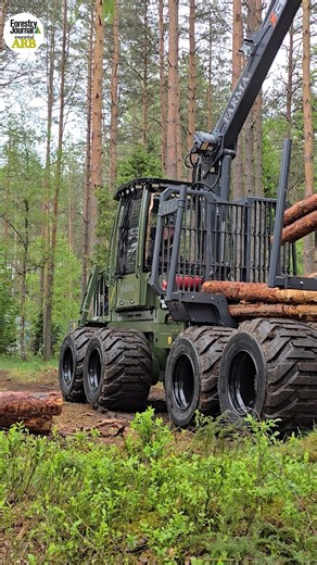 This is Farma's LF8 forwarder 🤤 At the recent Elmia Wood, our editor got to try it out for himself. But how did he get on? Check out the full video on our YouTube channel now: https://www.youtube.com/watch?v=jvY7_67hgWI&t=6s But a hint - this is not John behind the controls in this clip 👀 #farma #farmalf8 #forestmachine #forestry #timber | Forestry Journal