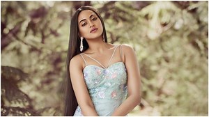Sonakshi Sinha has special message for haters 'sealed with a kiss' (In Pics)