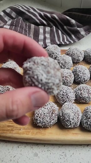 Chocolate Ripple Balls 🌟⁠ ⁠ This delicious little recipe will only set you back 3 ingredients and an instant treat-winner!⁠ ⁠ It's true what they say, great things come in small packages.⁠ ⁠ *This recipe reel features the brushed bronze measuring cups from @seedandsproutco⁠ ⁠ INGREDIENTS:⁠ ⁠ 🔸250g Chocolate Ripple Biscuits⁠ 🔸 320g Sweetened Condensed Coconut milk⁠ 🔸 1 cup desiccated coconut (plus more for rolling)⁠ ⁠ METHOD:⁠ ⁠ ◾ Place chocolate ripple biscuits in a blender and blend until a