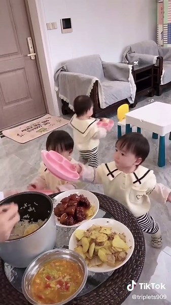 How do triplets eat#triplets #baby #cutebaby #fyp #cute#children #eating