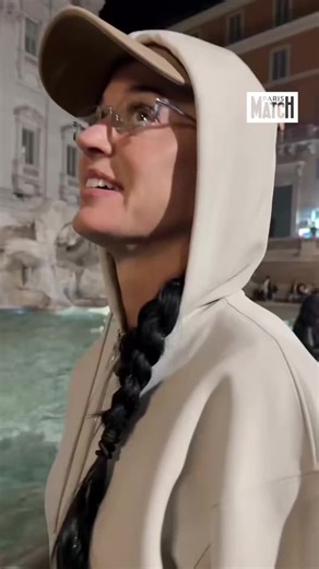 Katy Perry lance sa carte bleue dans la fontaine de Trévi
