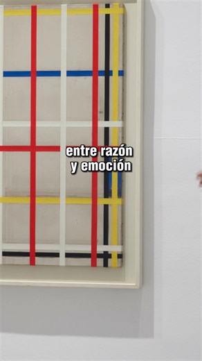 Hoy les hablaré del arte de Piet Mondrian, Pionero del neoplasticismo, Mondrian transformó la pintura al reducirla a líneas rectas, formas geométricas y colores primarios. Su obra busca el equilibrio perfecto entre armonía y pureza, mostrando cómo la simplicidad puede ser profunda, abstracta y universal. ¡Comparte el vídeo! #arte #arteycultura #museos #galeriadearte #artecontemporáneo | Ella Fontanals-Cisneros