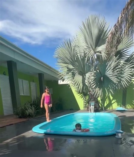 A mostrinha cute da piscina