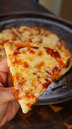 🔥🍕 192 Cal Buffalo Chicken Pocket Pizza 📍 I took one of my most viral recipes and turned it into a pizza! This recipe is INSANE for meal prep. Reheats beautifully! Shoutout to @alexcookjoy who I saw this wet tortilla trick from. Thought it was weird as hell but the food science checks out! ✅ Macros per Slice: 192 Cals, 20g Carbs, 8.5g Fat, 22g Protein ✳️ Ingredients (makes 6 slices): 3 Burrito Size Low Carb Tortillas 16oz Boneless, Skinless Chicken Breast ½ Packet Ranch Dip Mix to season Chic