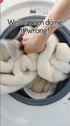 Blanket washing hack for a deep clean! 🧺 #laundry #blanket #lifehacks