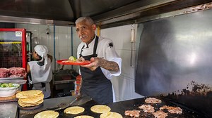 Solo tres tacos y filas interminables: El Califa de León, la taquería ganadora de una estrella Michelin con nombre de torero