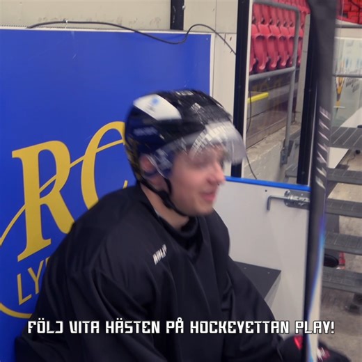 🚨 Alla delar av matcherna – från mål till utvisningar – följer du via Hockeyettan Play! 🆓 Första månaden gratis om du tecknar abonnemang senast 15 september – men kolla att: ✔️ Koden LigaStart100 är ifylld ✔️ HC Vita Hästen är vald som favoritklubb 👉 Då får du din rabatt – och vi får vår del! 👉 play.vitahasten.se ❤️🤍 Tillsammans överallt! | Vita Hästen