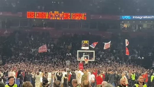 Barselona po 7. put u nizu savladala Zvezdu u Beogradu. Navijači ovacijama i vređanjem Partizana ispratili igrače posle poraza. 🔴⚪🏀🇷🇸🇪🇸 - Zapratite @_sportextra za još zanimljivih fotografija, sportskih priča i videa ⚽🏀🎾 - - | Sport Extra