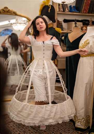 Let’s get dress together 1800 edition. ———————————————————————————- Amores esto se llama : Aprende a vestirte con Cami en los 1800!🤭. Estoy en Paris por unos días y vine para un evento muy importante. P.S. Puedes adivinar para que ?? Te doy una pista 🕵️‍♀️ se trata de una serie. @voyageau19eme