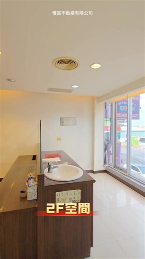 1.極高的人流曝光度 2.廣告效益極佳 3.三角窗擁有雙面的門面寬度 4.商業聚客力強 5.中鋼台船高餐大消費力穩定 6.轉角店面是商圈的地標 7.三角窗採光通風佳 8.高黏著度生活消費區 ⭕️地坪：32.37坪 ⭕️總建坪：83.88坪 ⭕️室內：B1-4樓 ⭕️總價：3280W 住商不動產｜高雄文化青年加盟店 施秀美 賞屋專線｜0987-197197 經紀業｜惟富不動產有限公司 經紀人｜曾子恩 (113)高市字第01592號 | 住商不動產 施秀美