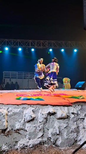 prerna usendi..!!💙🫶🏻💗 छत्तीसगढ़ीन ✨ जे हर रखे तीर कमान...🌿✨ on Instagram: "Ham kalakro ko ek dushre ke milne ki alg hi khushi🤩🥰meet nishu didi💋"