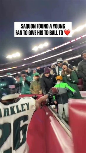 NFL on Instagram: "That’s a pretty good holiday gift right there 🎁 PHIvsWAS on FOX/FOX One watch.nfl.com"