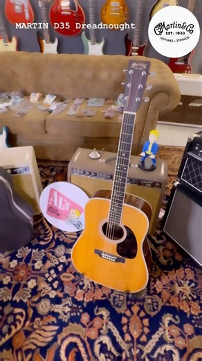 @martinguitar Martin Guitars D 35 Dreadnought Built : 2006 From our Al’s Private Collection Imaculate condition Known for its strong bass response, the D-35 Dreadnought features a three-piece back in a bound fingerboard. The D-35 adds a Sitka spruce top to the East Indian rosewood back and sides. It’s the guitar of choice for bluegrass and folk music. Perfect for the intermediate and advanced player. Información adicional MODELO: D-35 CONSTRUCCIÓN: Unión del mástil tipo Dovetail TAMAÑO CUERPO: D