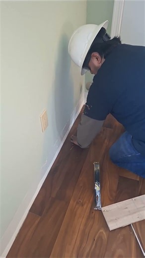 Instalando la Ultima Piesa de Piso De Madera con un Acabado Impecable!