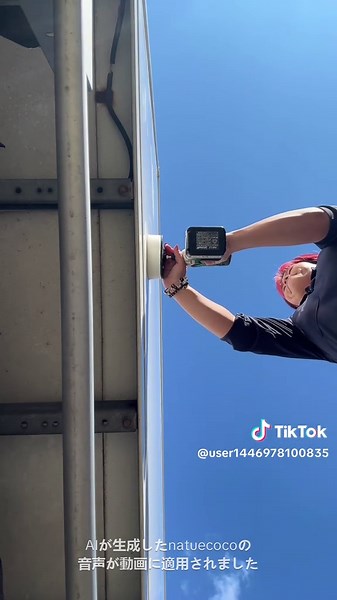 お疲れ様です(*^^*)ワックスがけをもっと簡単身近に😊 白色の車ならオーロラは見えないので大丈夫ですが濃色系の車はシングルアクションで研磨剤入りのコンパウンドWAX使うと太陽光が反射するとオーロラが見えるから濃色車はノーコンパウンドWAXを使うかダブルアクションのポリッシャーを使ったほうが良いと教えてもらいました🤭 #ワックス#徳島 #トラック #ワックスがけ#オススメ