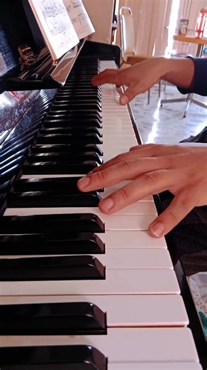 Una de las obras más hermosas dentro del catálogo de Frederic Chopin es su barcarolla en F# Opus 60. Una barcarolle es una canción que nace del vaivén del agua: el canto de un gondolero que no rema, sino que suspira en compás de 6/8. chopin nos dice