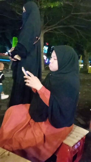 Menikmati Indahnya Malam di Taman Kota