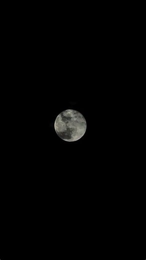 zoom using iPhone 16 Pro Max #moon #iphone