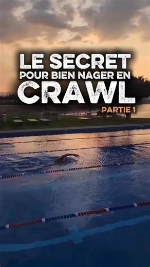 Bien nager le crawl, c’est comprendre un truc essentiel : Tu n’avances pas en forçant… tu avances en maîtrisant. Et deux secrets font toute la différence : ⭐ 1. Le relâchement du bras au retour aérien Le retour aérien n’est pas une phase de travail, c’est une phase de récupération active. Si ton bras est tendu, rigide, crispé, tu gaspilles de l’énergie et tu bloques ton mouvement. Regarde les meilleurs nageurs : Leur avant-bras est décontracté, leur main tombe naturellement et leur coude reste a