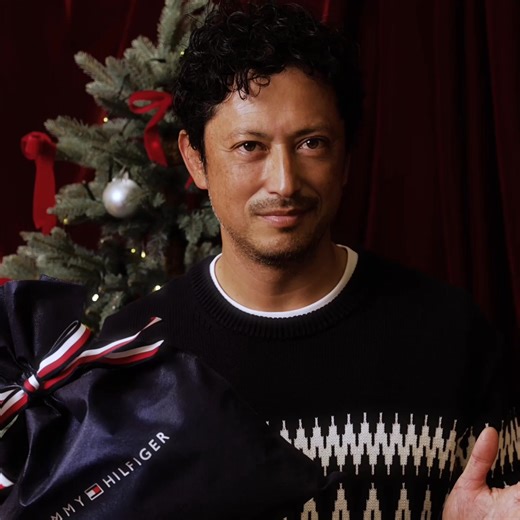 #池内博之 が魅せる、ホリデーシーズンのプレッピースタイル。 温もりを感じるセーターから、ストリートなエッセンスを織り交ぜたスタイルなど、自分らしいアイテムを #トミーヒルフィガー のラインナップから 着用アイテムはこちら：tom.my/6003C1esZ | Tommy Hilfiger