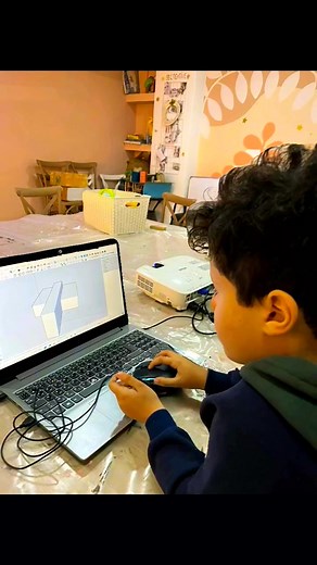 Initiez votre enfant à l’univers passionnant de la modélisation 3D ! Avec SketchUp, il pourra créer, imaginer et construire ses propres projets architecturaux. 📅 Chaque Dimanche ⏰ De 14h00 à 16h00 👦👧 Pour les enfants de 7 à 14 ans Au programme : 🏗️ Découverte du logiciel SketchUp 📐 Développement de la logique et de la vision dans l’espace 🎨 Création de maquettes 3D amusantes et éducatives 🧠 Atelier ludique pour stimuler la créativité et la confiance 💡 Créer, imaginer, construire en 3D… c