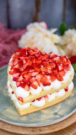 Alba Caponetto - Food Blogger on Instagram: "La torta a cuore al mascarpone e fragole è un dessert che profuma di romanticismo e semplicità, ma che sa stupire al primo sguardo e al primo morso. È una torta nasce per essere regalata, condivisa, portata in tavola a conclusione della cena di San Valentino – ma anche in qualsiasi altro momento dell’anno in cui vuoi comunicare il tuo amore. È il classico dolce che non ha bisogno di parole altisonanti o tecniche complicate per conquistare. La forma a