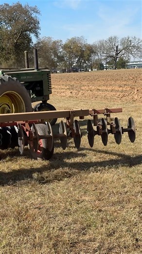 Someplace Or Another on Instagram: "John Deere tractor disking 👍 National Antique AG show Perry Georgia #johndeere #johndeeretractor #tractor #tractorshow #tractorvideo #farming #farmequipment #farmer #farmers"