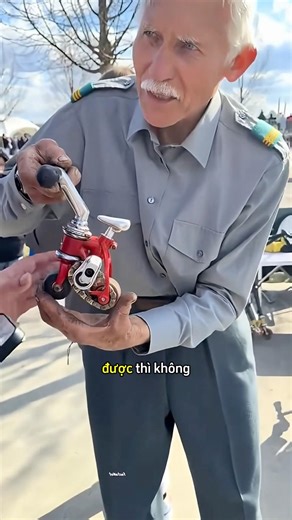 Người đàn ông chạy chiếc xe đạp nhỏ nhất thế giới #shorts