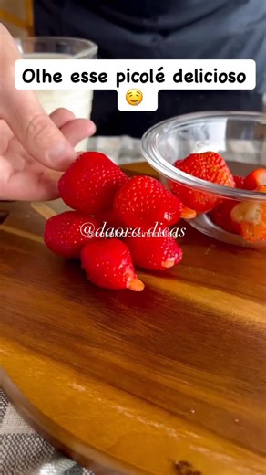 Clarice Guimarães on Instagram: "Picolé de ninho com morango no copinho & Ingredientes: 2 cx de creme de leite 1 cx de leite condensado 3 colheres de sopa de leite em pó 1 cx morango Palitos de picolé Copos descartáveis (usei tamanho 180ml)* * Modo de preparo: Misture o creme de leite, o leite em pó, adicione o leite condensado e mexa até ficar homogêneo. Esperemos morangos nos palitos de picolé, coloque dentro do copo e encha com o creme que preparamos a pouco. Leve para o congelador por seis h