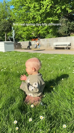 and he immediately found the live music 🎶 #springtime #frühling #livemusic #babiesoftiktok #dancingbaby