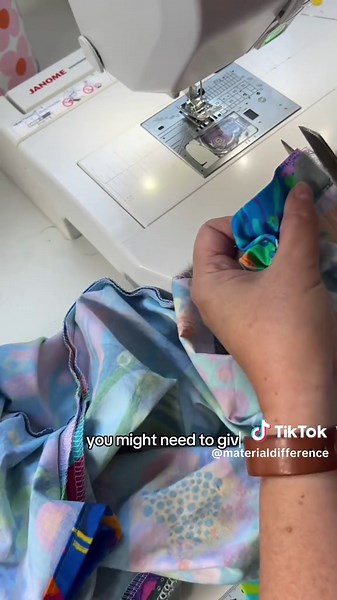 Cómo hacer scrubs: paso final de costura