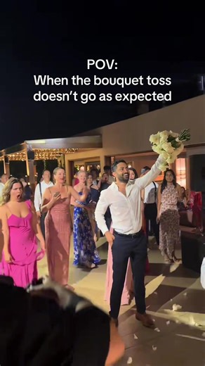 Hilarious Wedding Moments: Funny Bouquet Fails