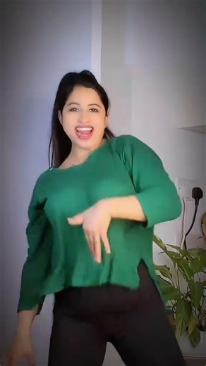 Har Koi Devana India Girl Dance Do Saxi Girl