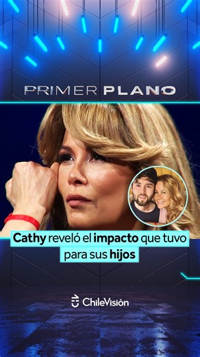 “FUE DE GOLPE” La exalcaldesa de Maipú reveló durante #PrimerPlanoCHV las dificultades que vivieron sus hijos tras ser sentenciada a prisión preventiva. 👉🏼 Cathy Barriga enfatizó principalmente en su hijo menor, quien padece trastornos del espectro autista (TEA), relatando lo complejo que fue para él cambiar su rutina de forma tan drástica. Envía tu copucha, información, fotos y videos al WhatsApp 569 3951 8584 o escríbenos un DM al Instagram de Primer Plano📲💻🖥️ | Chilevisión
