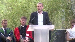 Le discours émouvant du DG de Danone aux diplômés d'HEC Paris Emmanuel Faber, Directeur Général du groupe Danone, était l'invité d'honneur de la cérémonie de départ 2016 d'HEC Paris, le 10 juin. Poignant « Si vous attendez un discours de référence intellectuelle, vous allez être déçu. » C’est par cet avertissement que l’homme débute son discours, neuf minutes en français puis en anglais, immortalisées en vidéo. Il ne parlera pas de plan de carrière ou de chiffres, mais de son frère, « diagnostiq