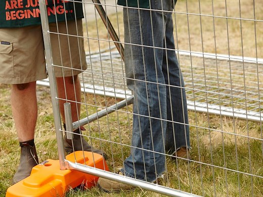 How To Erect Temporary Fencing  - Bunnings Australia