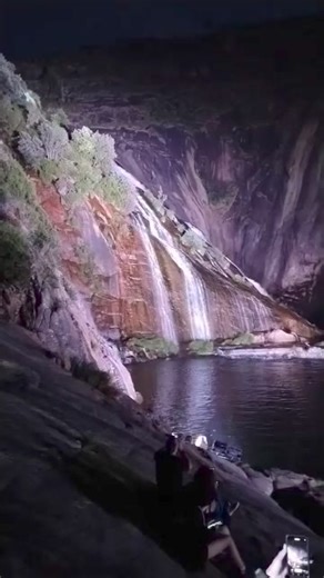 Fervenza do Ézaro en Dumbría iluminada 😍 durante los meses de verano los viernes, sábados y vísperas de festivos. #Galicia Vídeo Tattiana García Santiago | Galicia Máxica